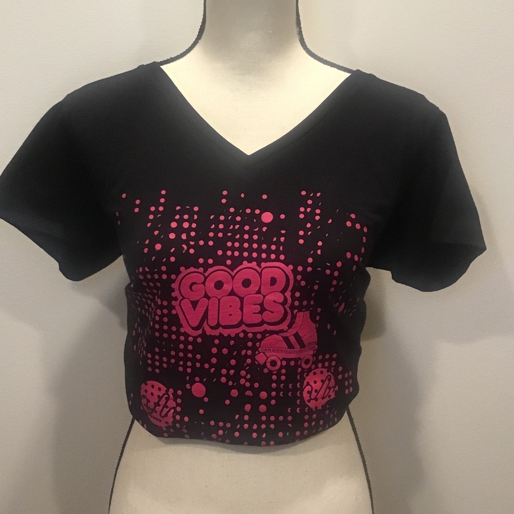 Black with neon pink san fran good vibes tee